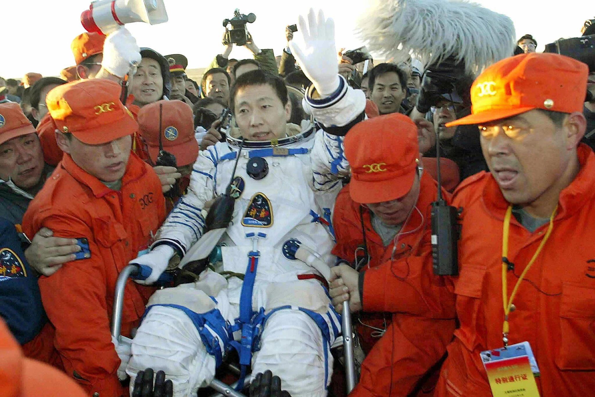 یانگ لیوه پس از بازگشت از نخستین ماموریت فضایی انسانی چین
