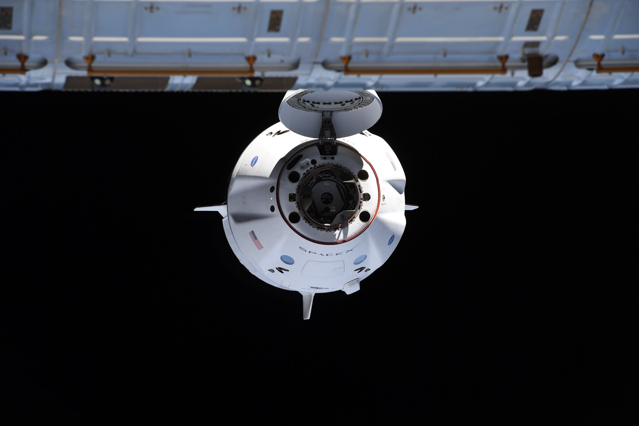 کرو دراگون درحال نزدیک شدن به ایستگاه فضایی بین‌المللی