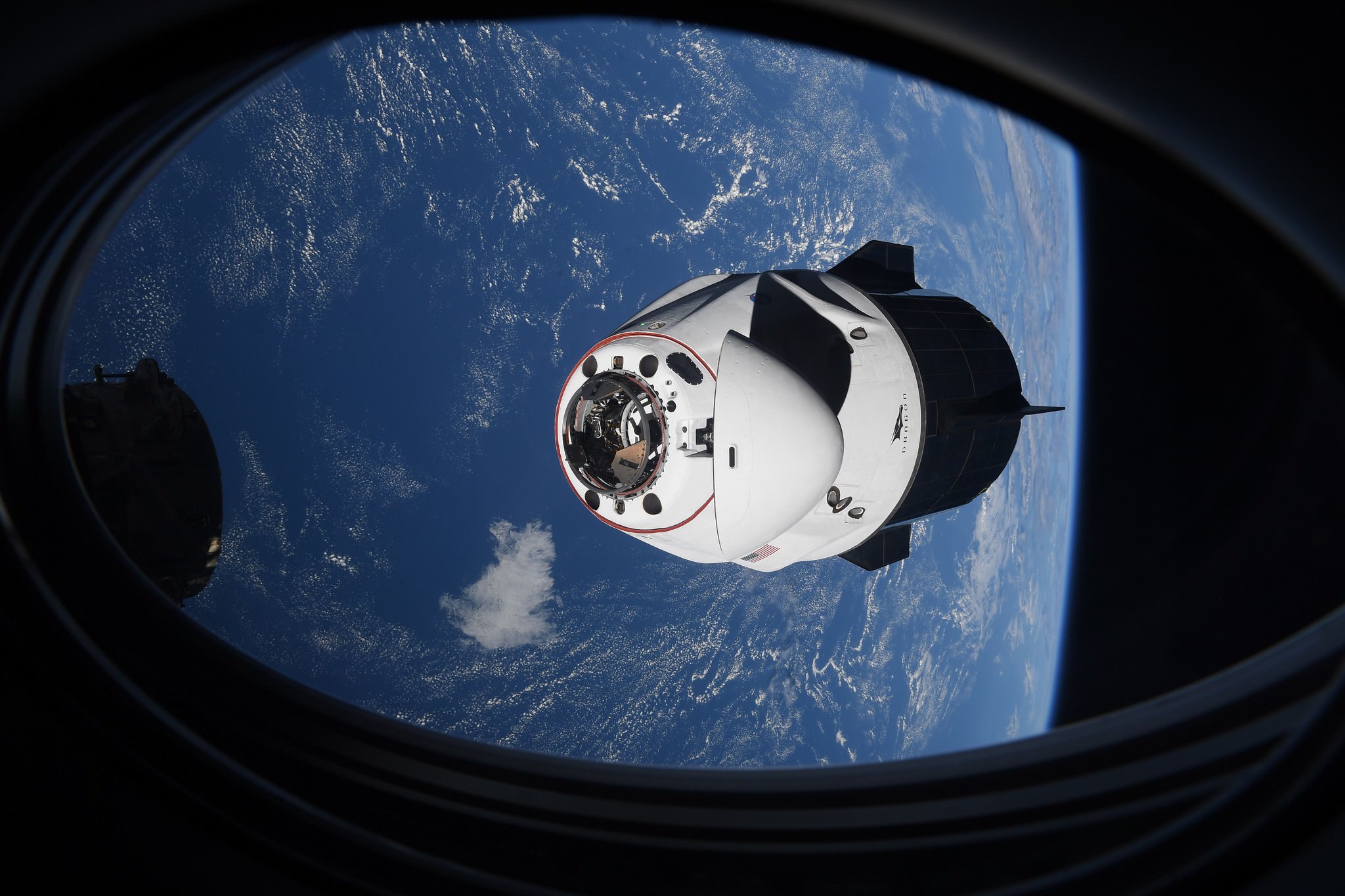 کرو دراگون درحال نزدیک شدن به ایستگاه فضایی بین‌المللی
