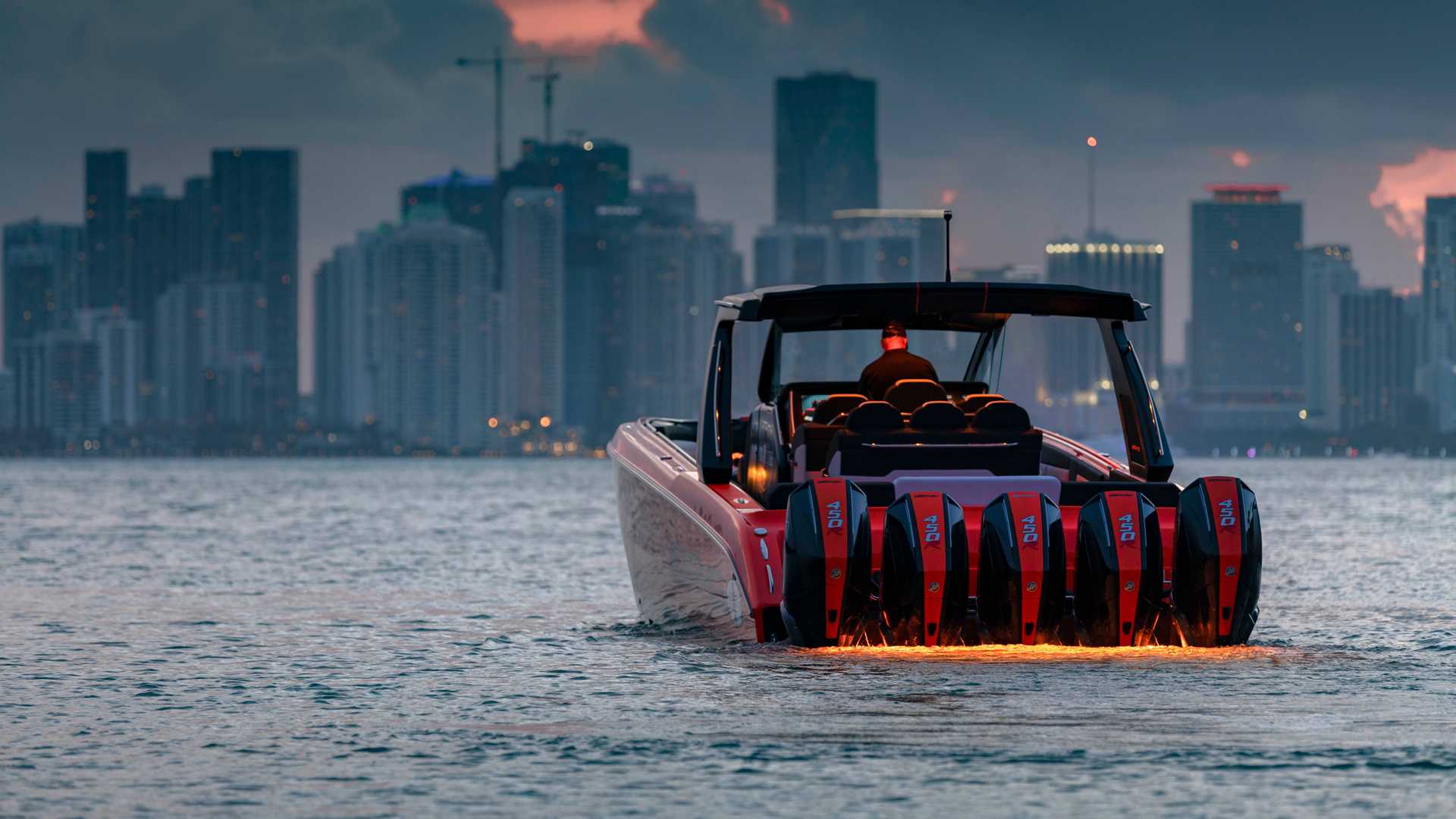 نمای قایق پرسرعت مرسدس آ ام گ نایت هاوک سری سیاه / Mercedes-AMG Black Series Cigarette Boat با منظره غروب