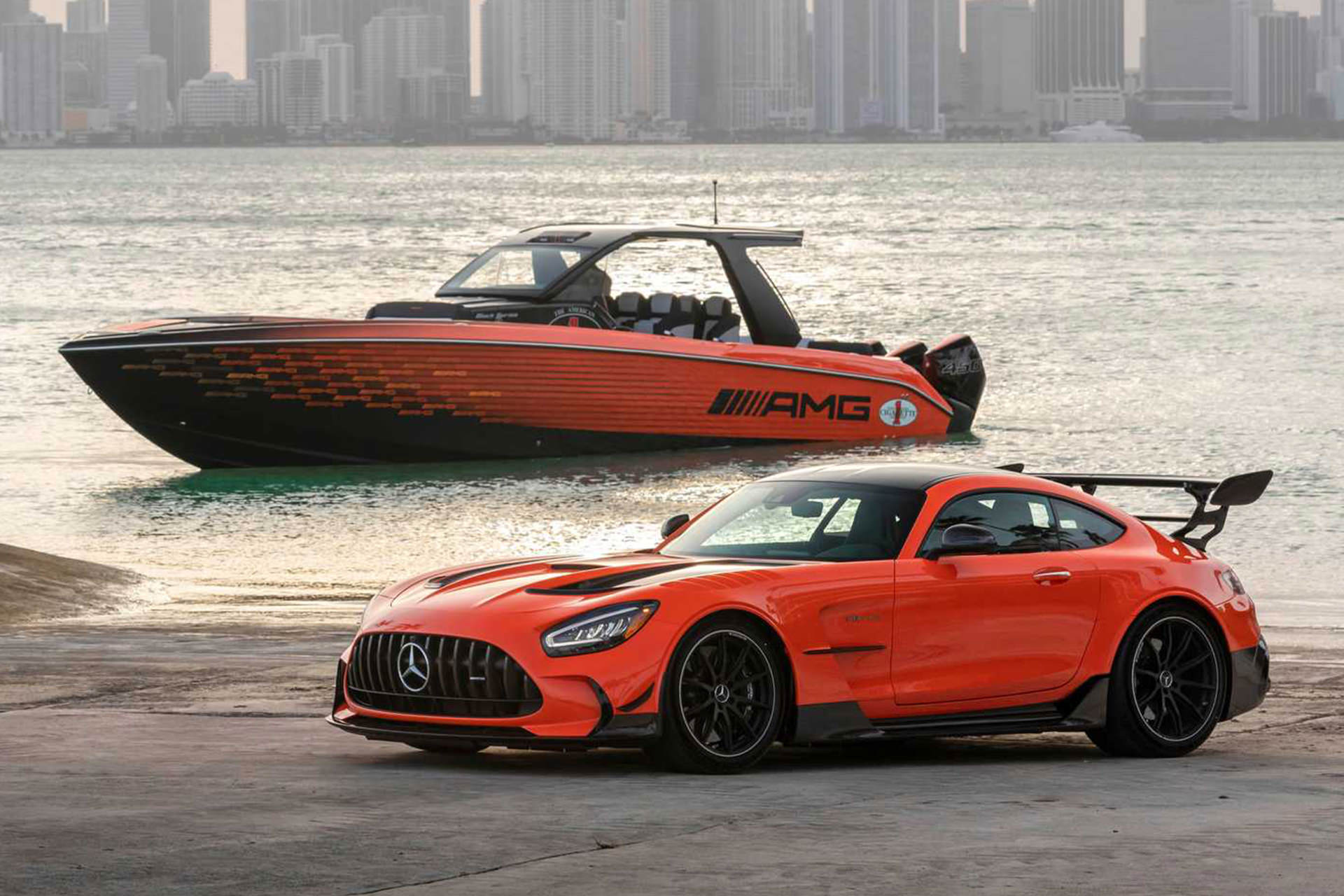 قایق پرسرعت مرسدس آ ام گ نایت هاوک سری سیاه / Mercedes-AMG Black Series Cigarette Boat در کنار خودروی مرسدس بنز