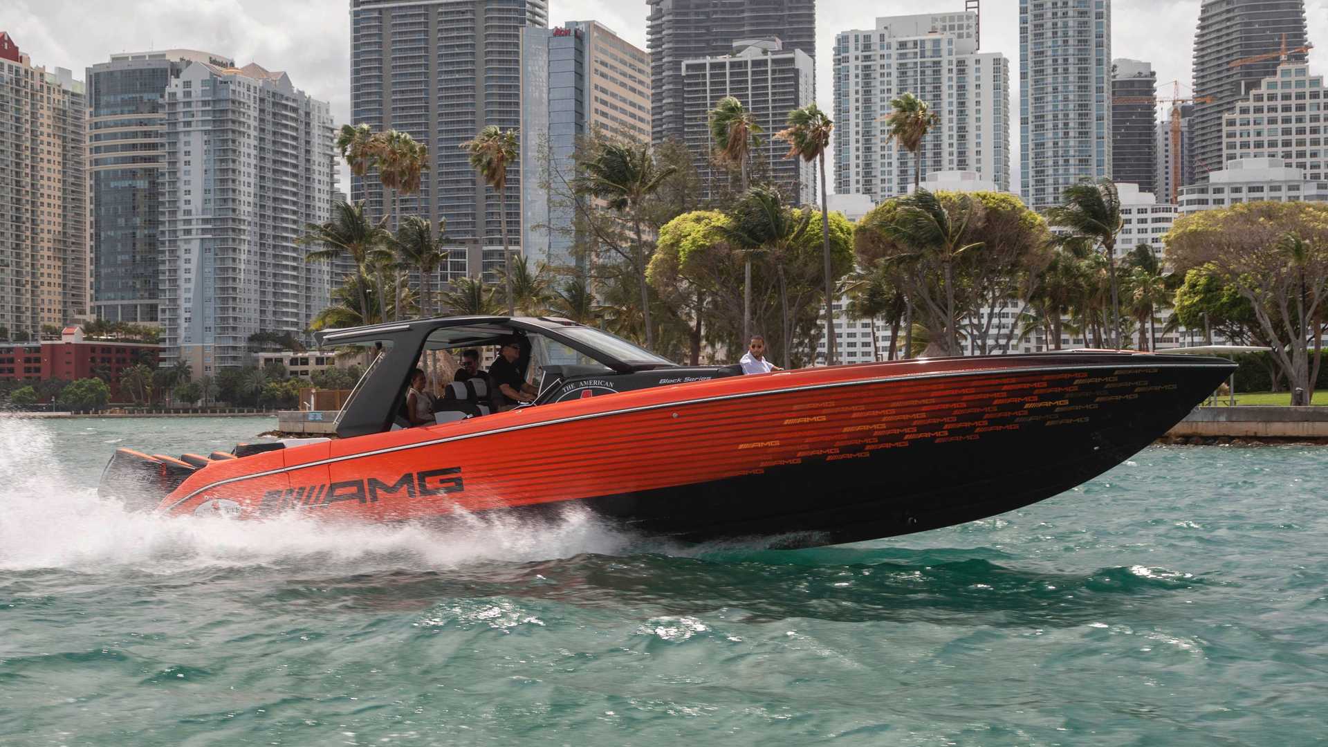 نمای قایق پرسرعت مرسدس آ ام گ نایت هاوک سری سیاه / Mercedes-AMG Black Series Cigarette Boat نارنجی و سیاه رنگ