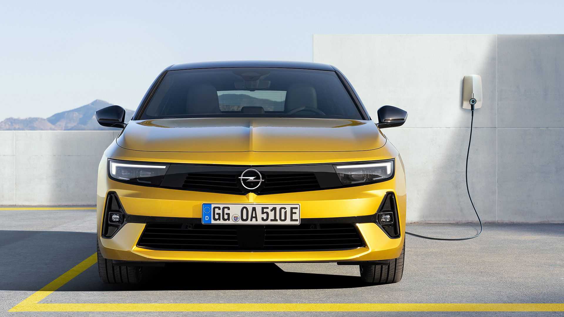 نمای جلو Opel Astra 2022 اوپل آسترا