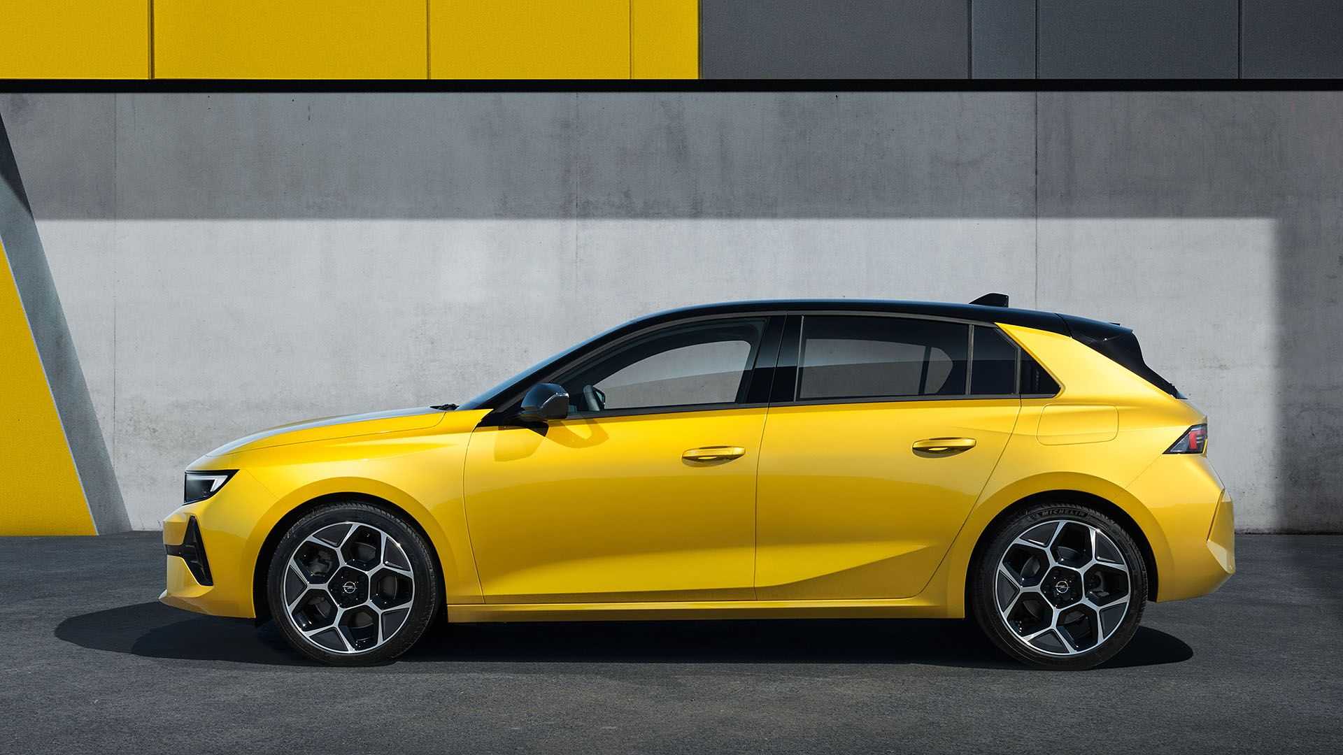 نمای جانبی Opel Astra 2022 اوپل آسترا