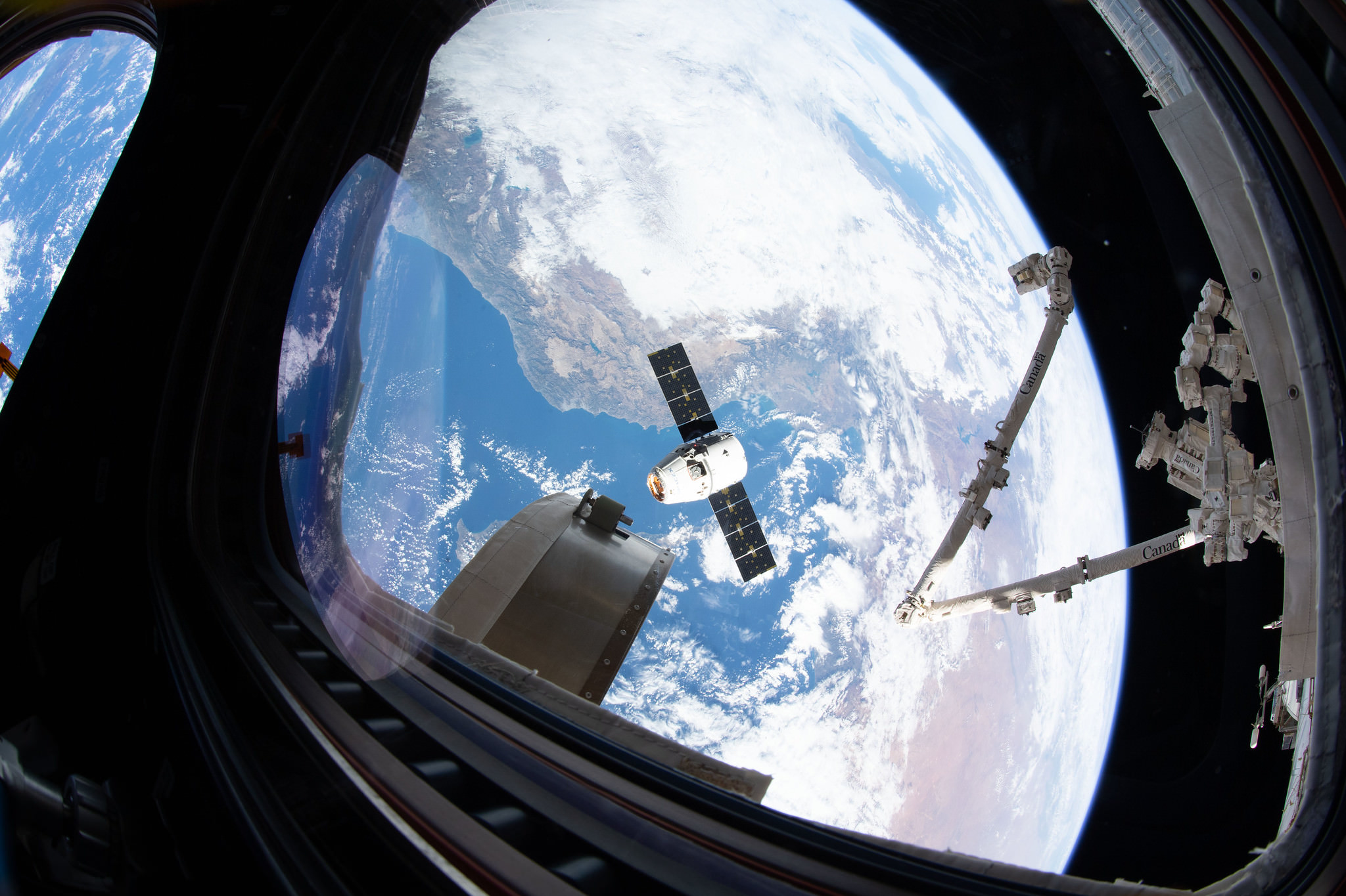 کپسول دراگون درحال نزدیک‌شدن به ایستگاه فضایی بین‌المللی