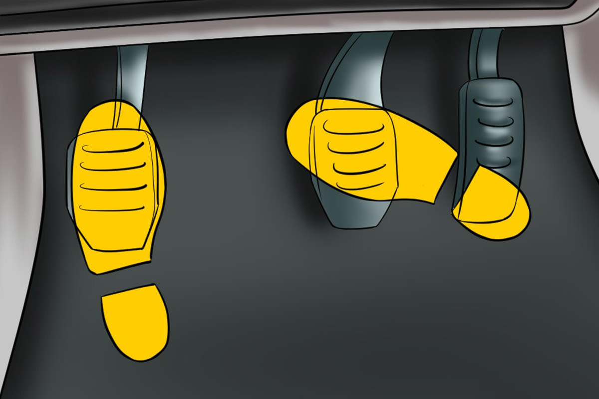 قرارگیری پاها روی پدال های خودرو
