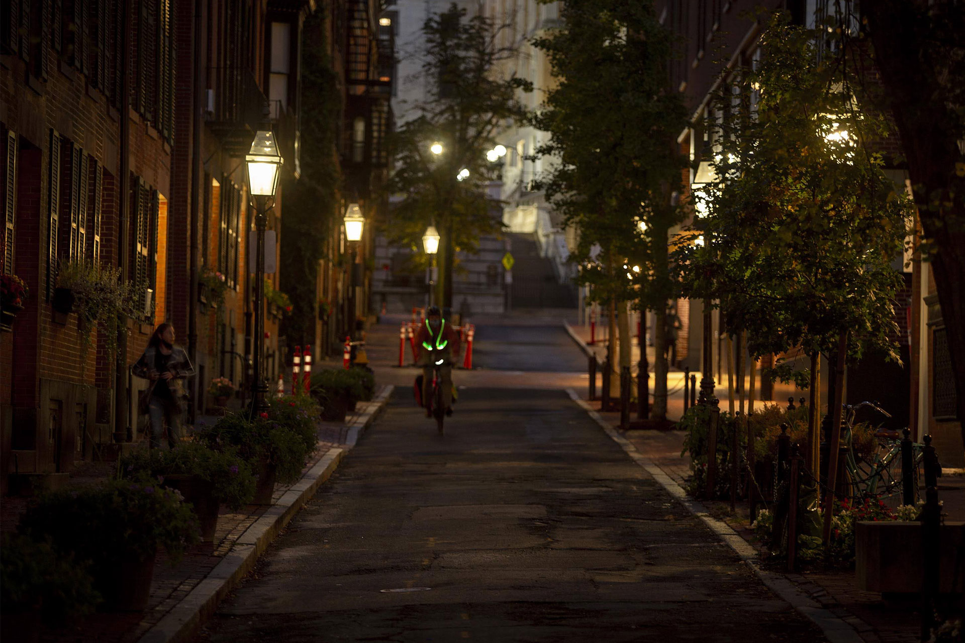 چگونه از نورهای خیابانی برای بهبود عکاسی در شب استفاده کنیم؟