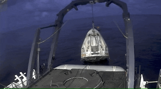 قایق نجات کپسول دراگون را از آب می‌گیرد