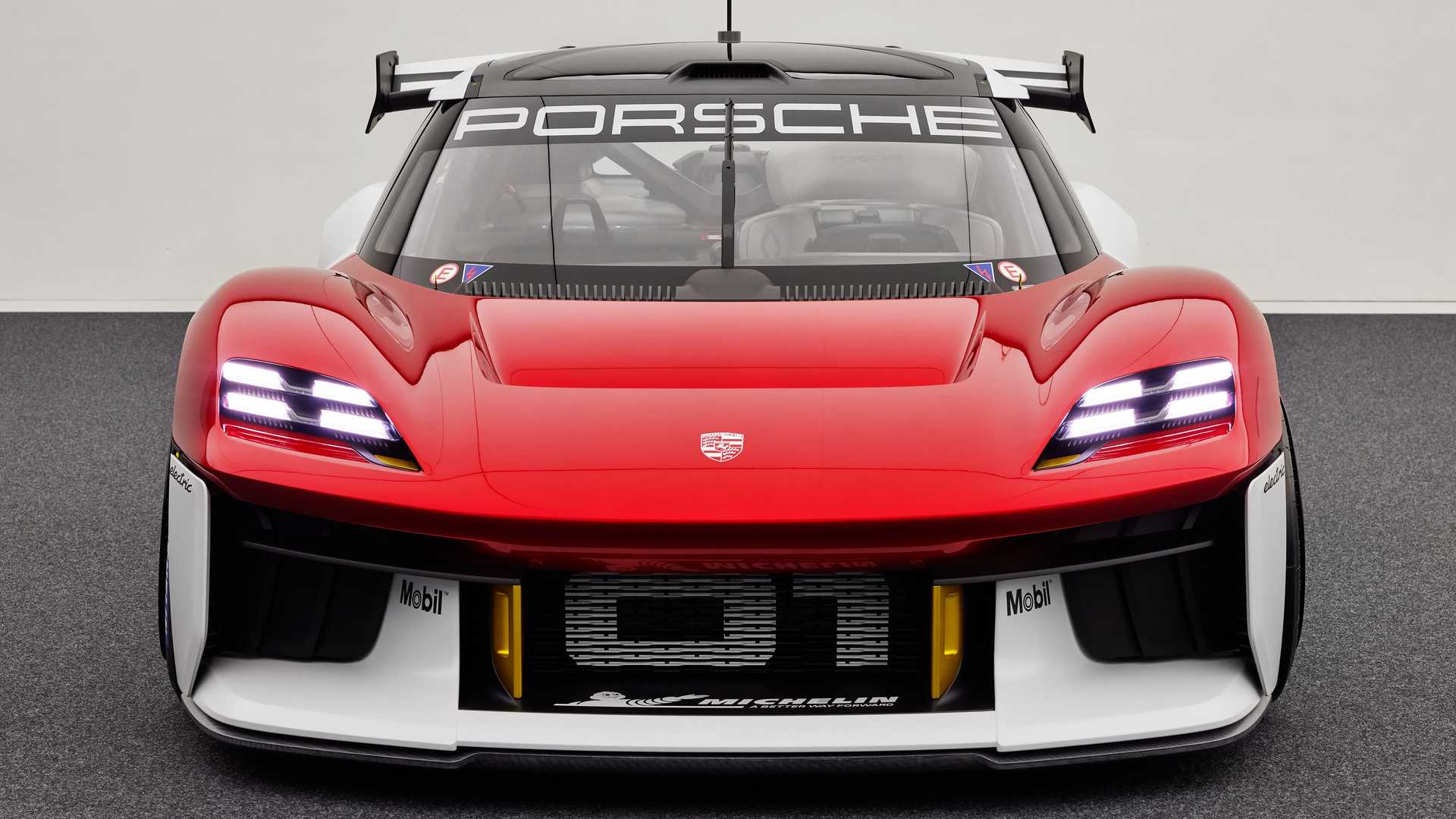 نمای جلو خودروی الکتریکی مفهومی پورشه میشن آر / Porsche Mission R Concept EV