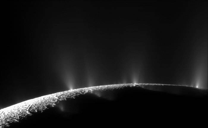 فوران بخار آب از سطح انسلادوس / Enceladus