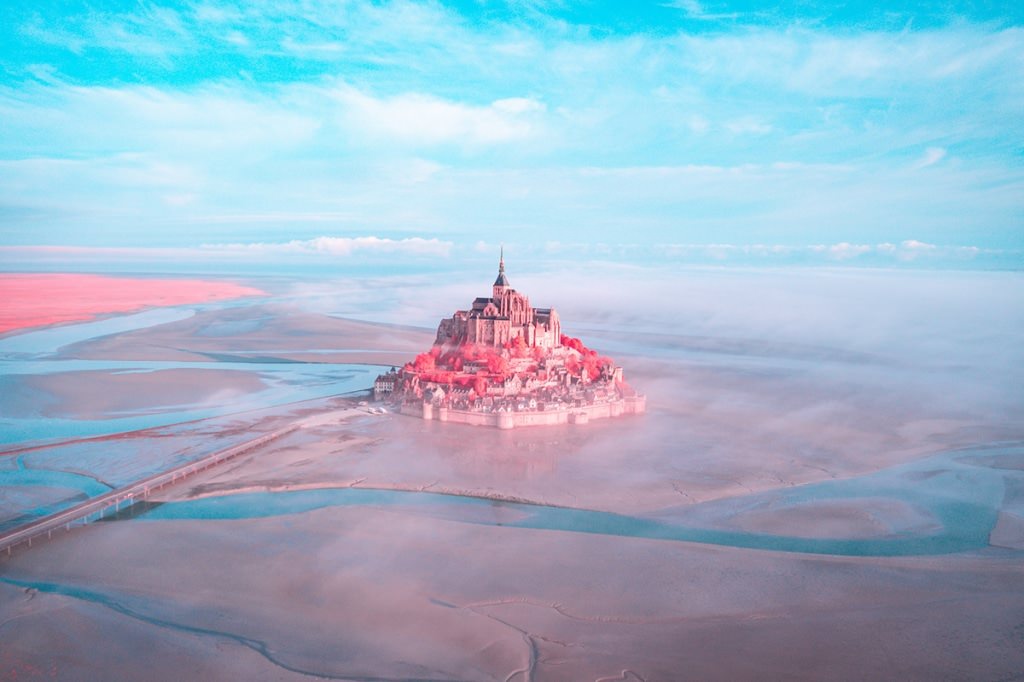 مناظر فرانسه- قلعه صورتی میان آب و آسمان ابری