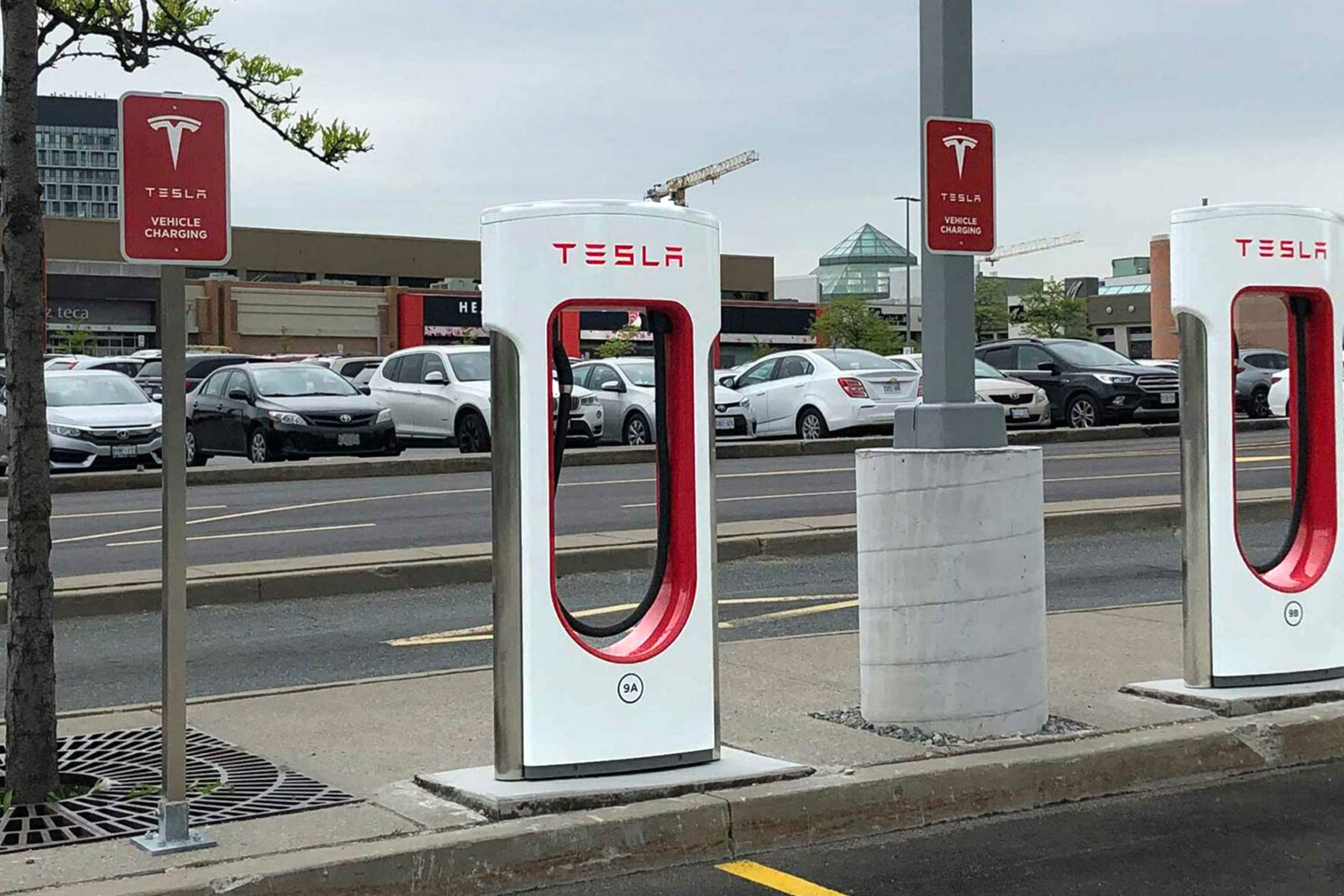 جایگاه شارژ جدید خودروهای تسلا در کانادا تخریب شد