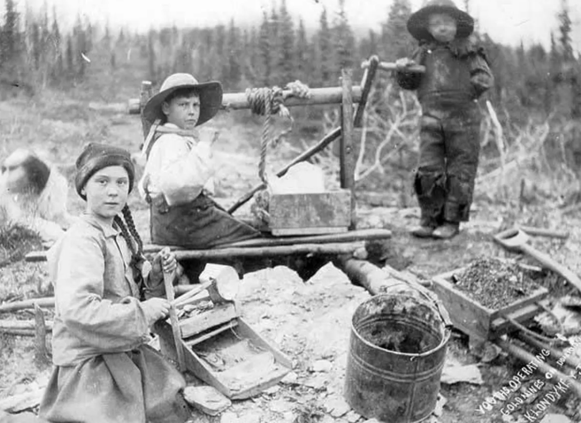 عکسی از سه کودک در حال کار در زمان گذشته