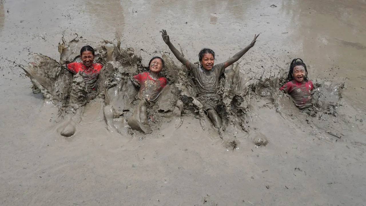 گل بازی کودکان در نپال / playing in mud