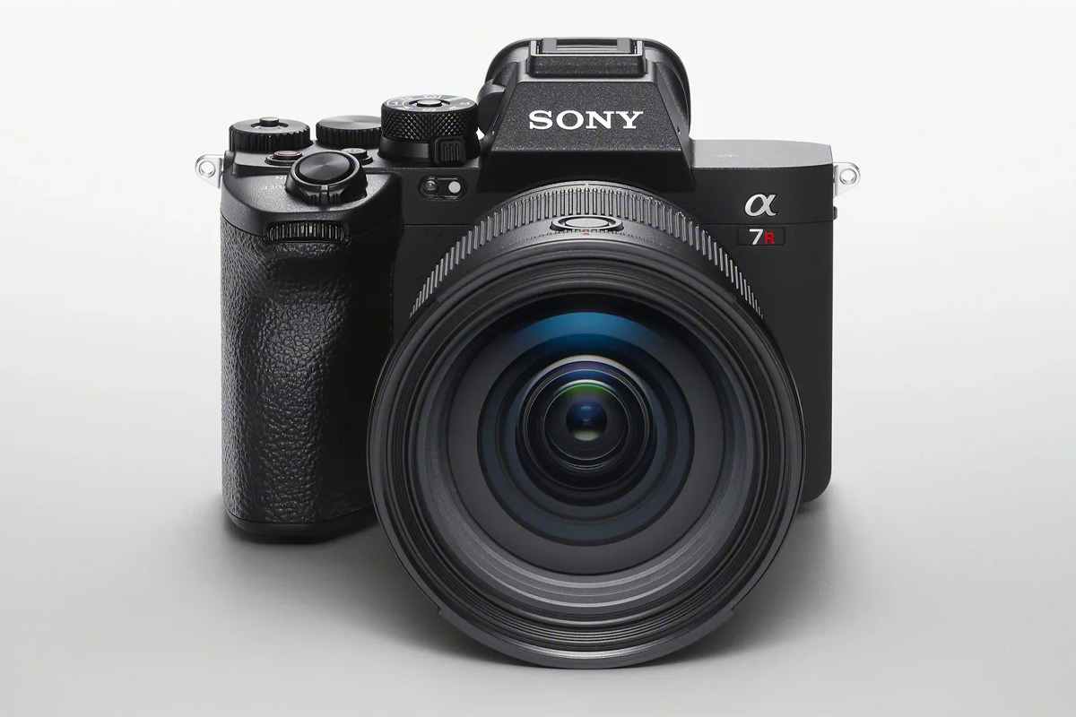 نمای جلو دوربین سونی Sony A7R V با لنز