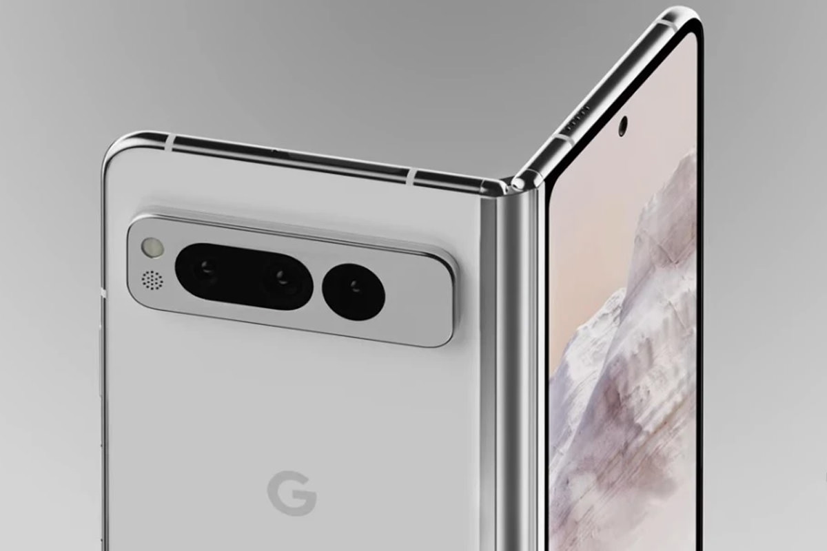 نمای نزدیک از Google Pixel Fold، تلفن تاشو سفید غیررسمی