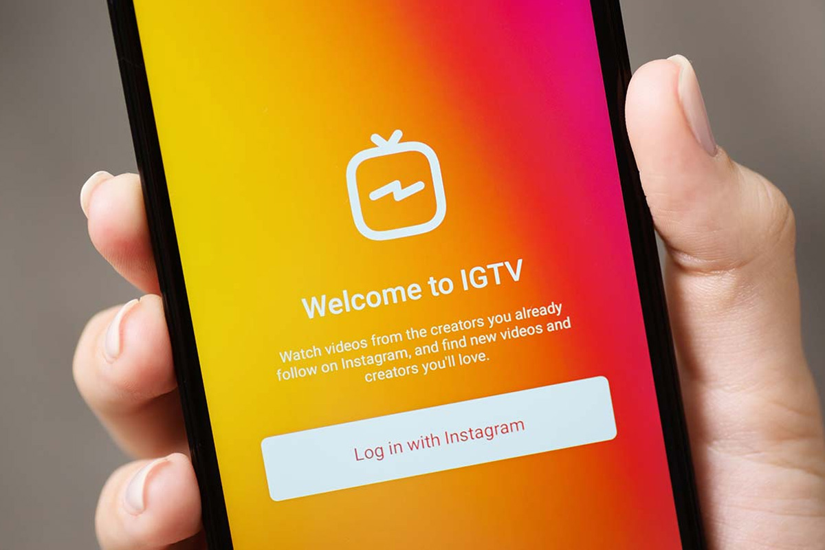 آی جی تی وی اینستاگرام IGTV روی گوشی در دست