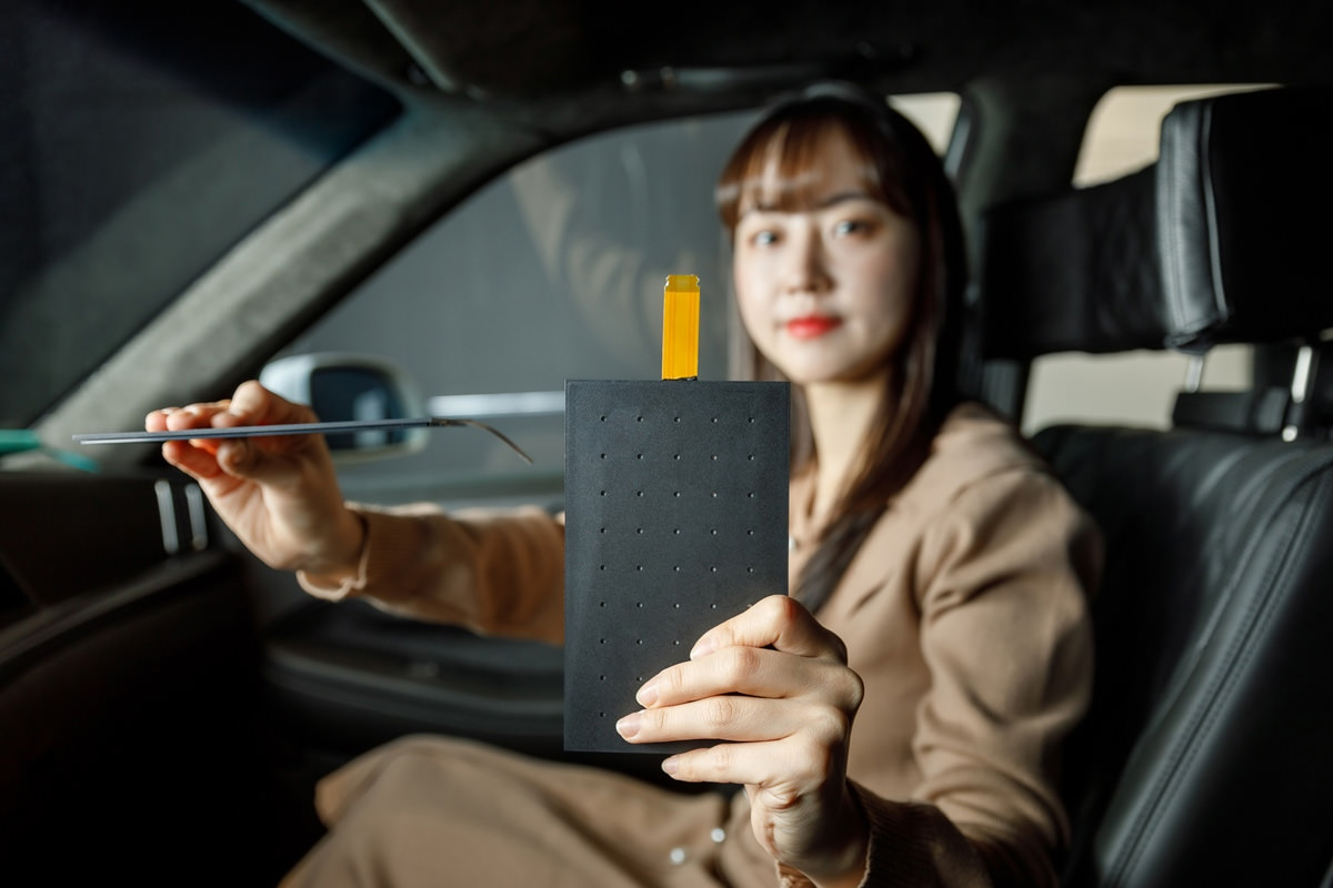 زن کره ای داخل ماشین با پنل ویبره صدای صفحه نمایش ال جی