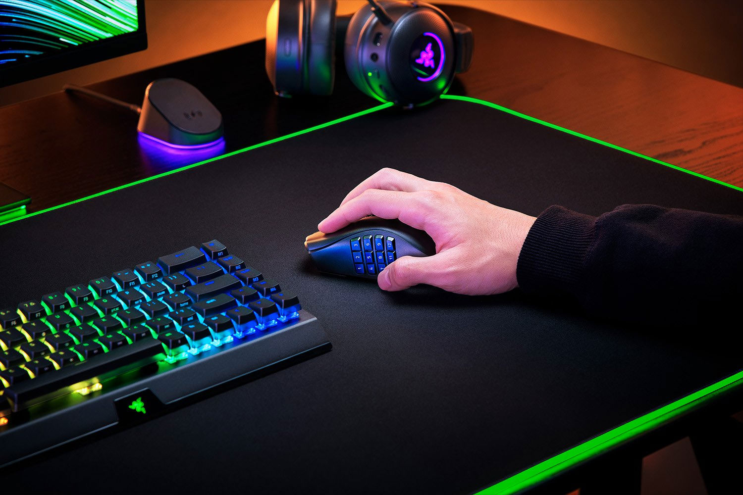 ماوس ریزر Razer Naga V2 Pro در دست روی ماوس پد