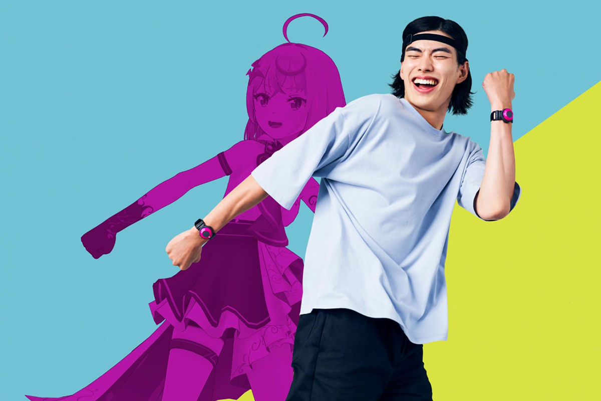 پسر ژاپنی شاد با شخصیت انیمه با استفاده از گجت سونی موکوپی متاورس