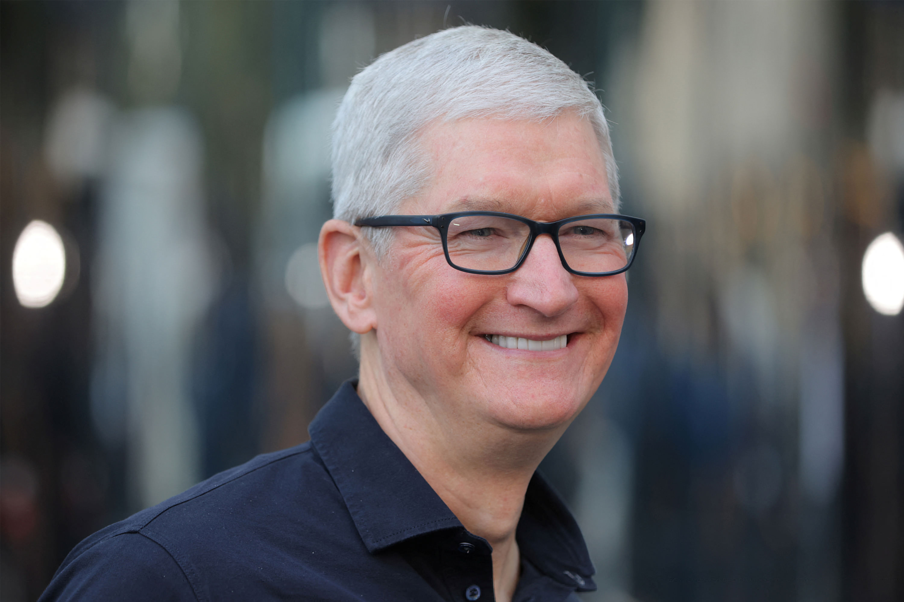 لبخند تیم کوک مدیر عامل اپل/ چهره شاد تیم کوک با عینک و پیراهن مشکی