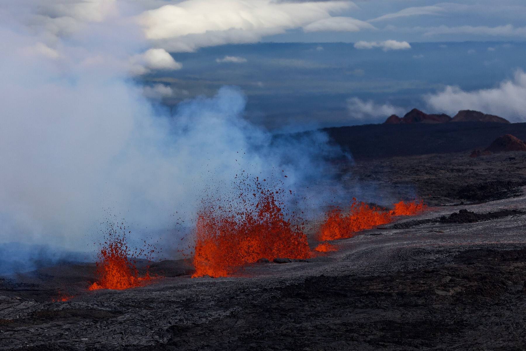 بزرگ‌ترین آتشفشان جهان برای اولین بار پس از ۴۰ سال فوران کرد