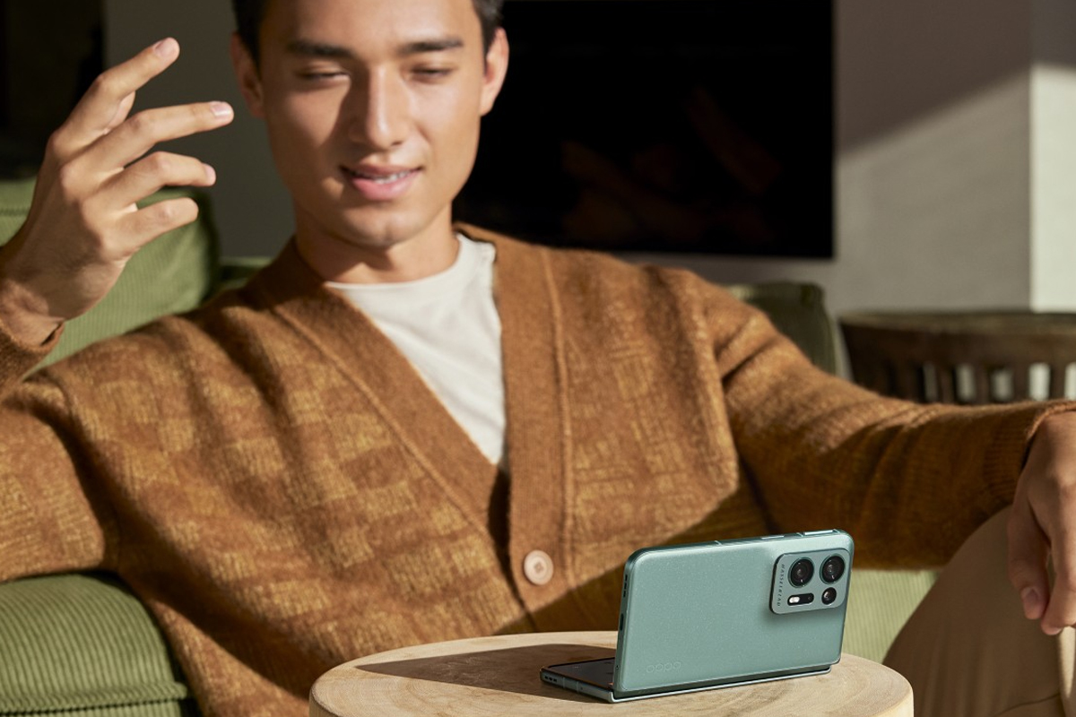 مرد چینی در حال استفاده از مدل سبز گوشی اوپو فایند N2