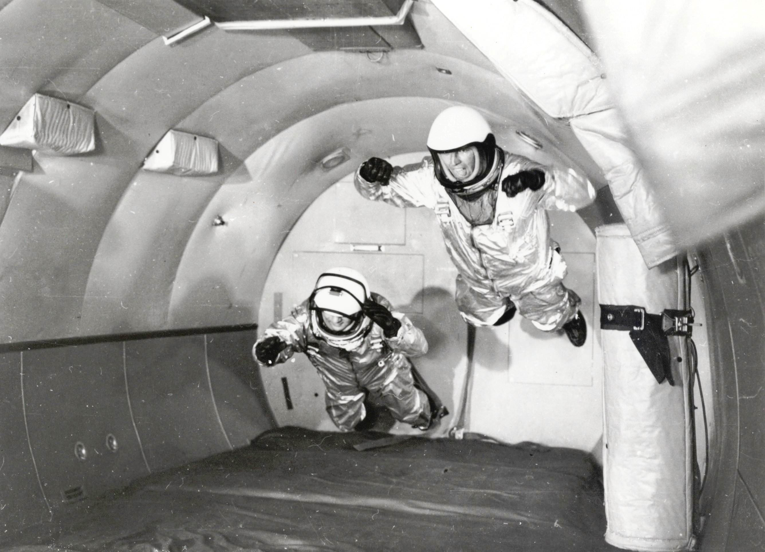 فضانوردان پروژه مرکوری در هواپیمای Convair C-131