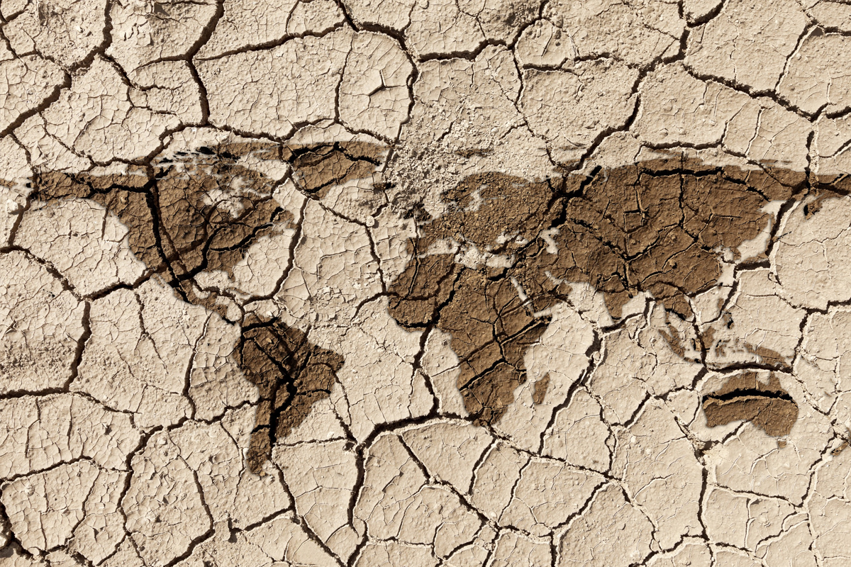 نقشه قاره ها با آب روی زمین خشک ترک خورده