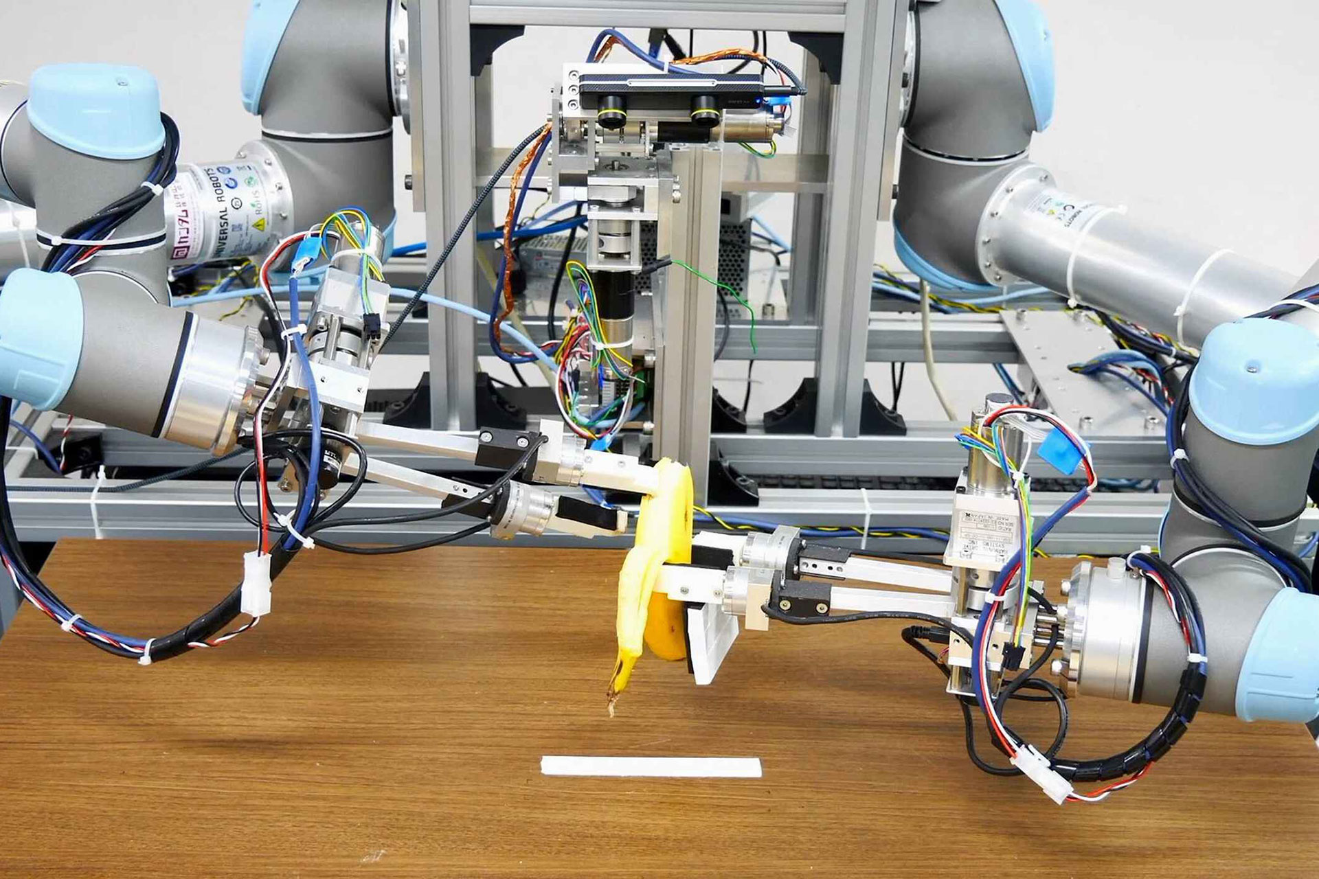 ربات جدید ژاپنی می‌تواند پوست موز را با ظرافت جدا کند