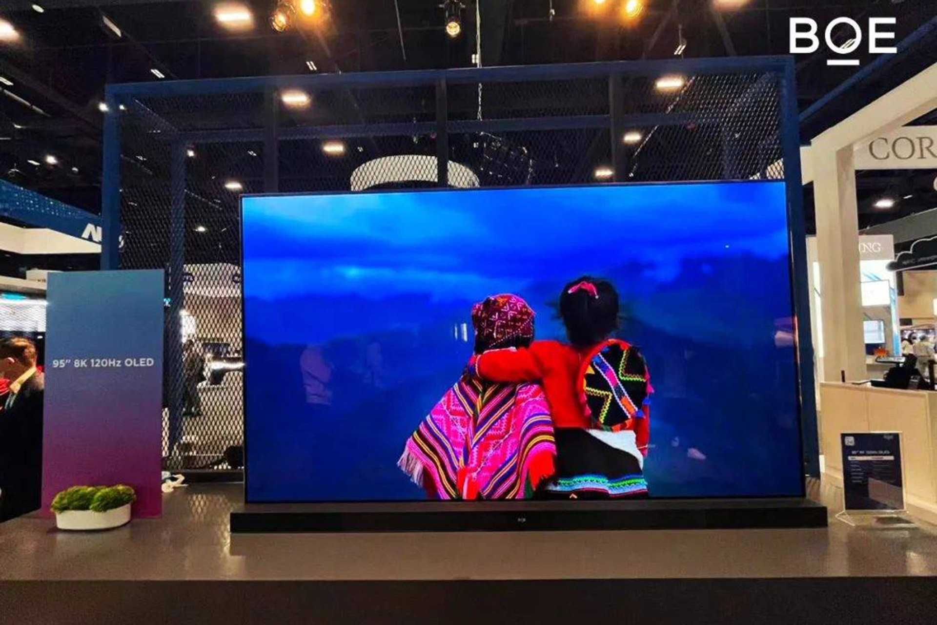 تلویزیون ۹۵ اینچی اولد BOE در نمایشگاه