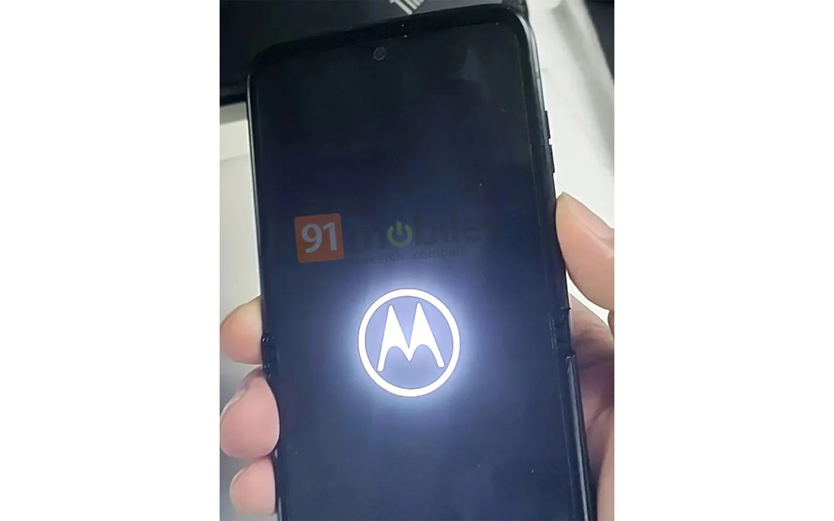 Motorola razr'ın ön görünümden gerçek görüntüsü