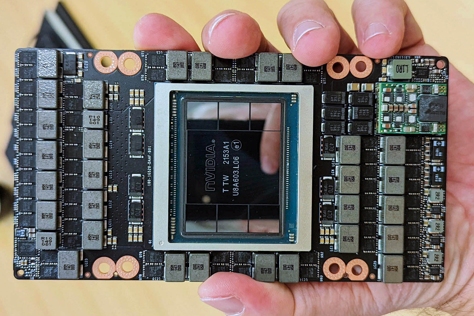 تصاویر واقعی فاش‌شده از تراشه ۴ نانومتری Nvidia H100 جزئیات طراحی آن را نشان می‌دهند