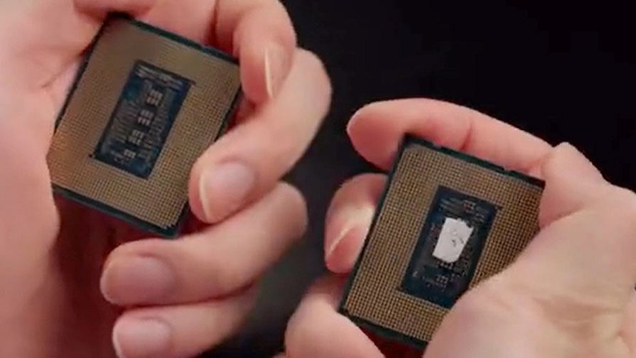 نمونه مهندسی پردازنده Intel Raptor Lake نسل سیزدهمی در کنار پردازنده آلدر لیک