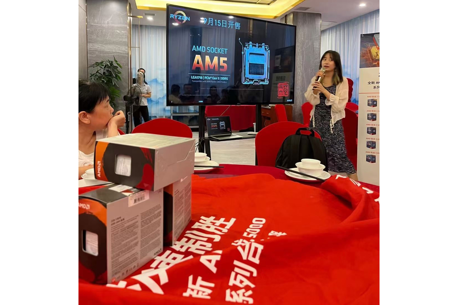 عکس یک رویداد AMD در چین و تاریخ عرضه پردازنده های Ryzen 7000