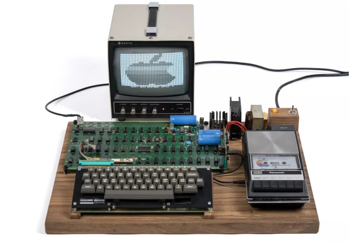 کامپیوتر Apple-1 با امضای وازنیاک به‌ قیمت ۴۸۰ هزار دلار به‌ حراج گذاشته شد
