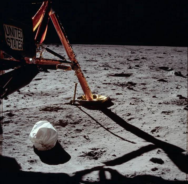 کیسه مواد زائد فضانوردان روی ماه / bag of astronaut detritus 