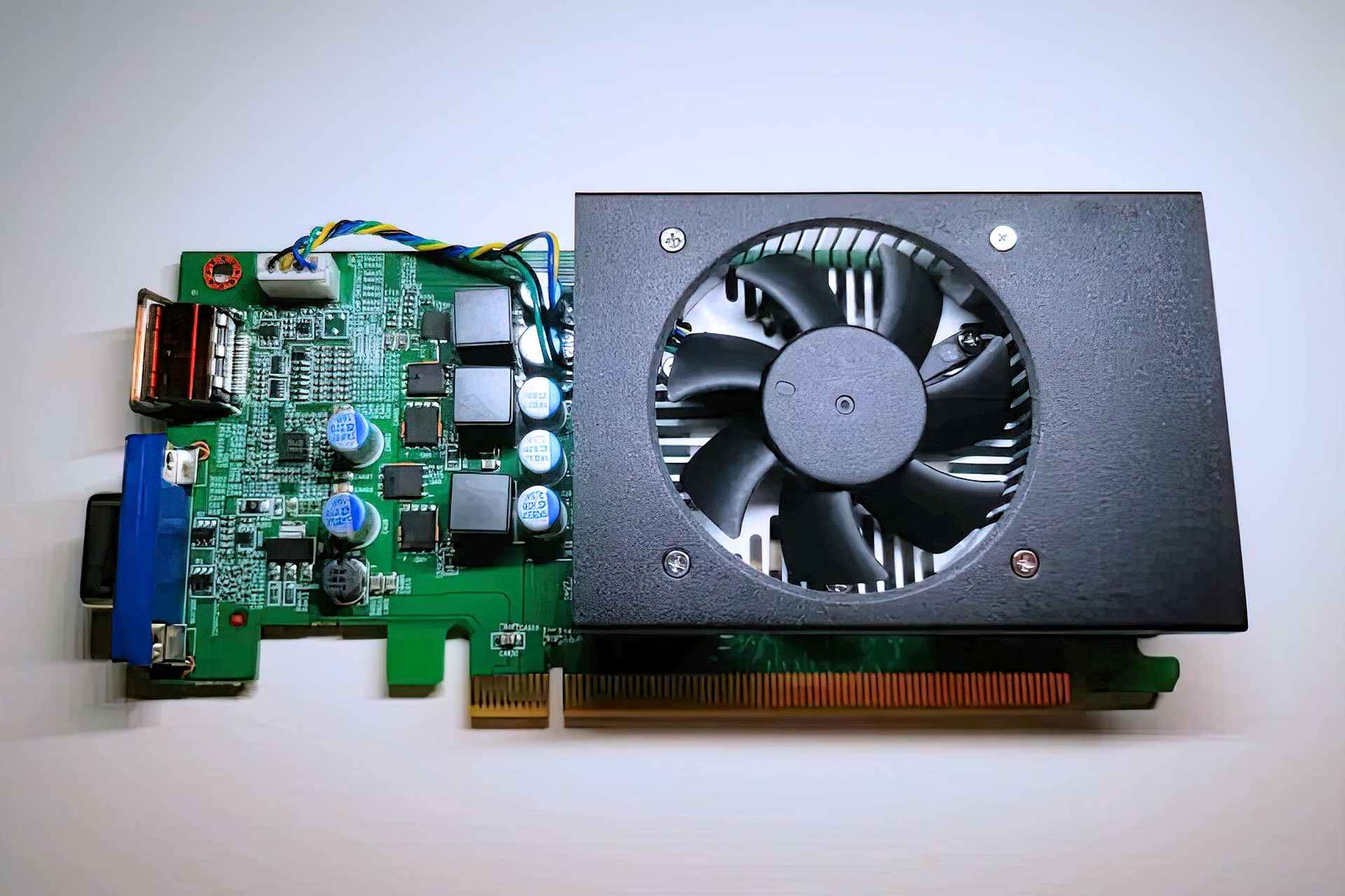 تصاویر منتسب‌ به کارت گرافیک چینی GT10C0 فاش شد