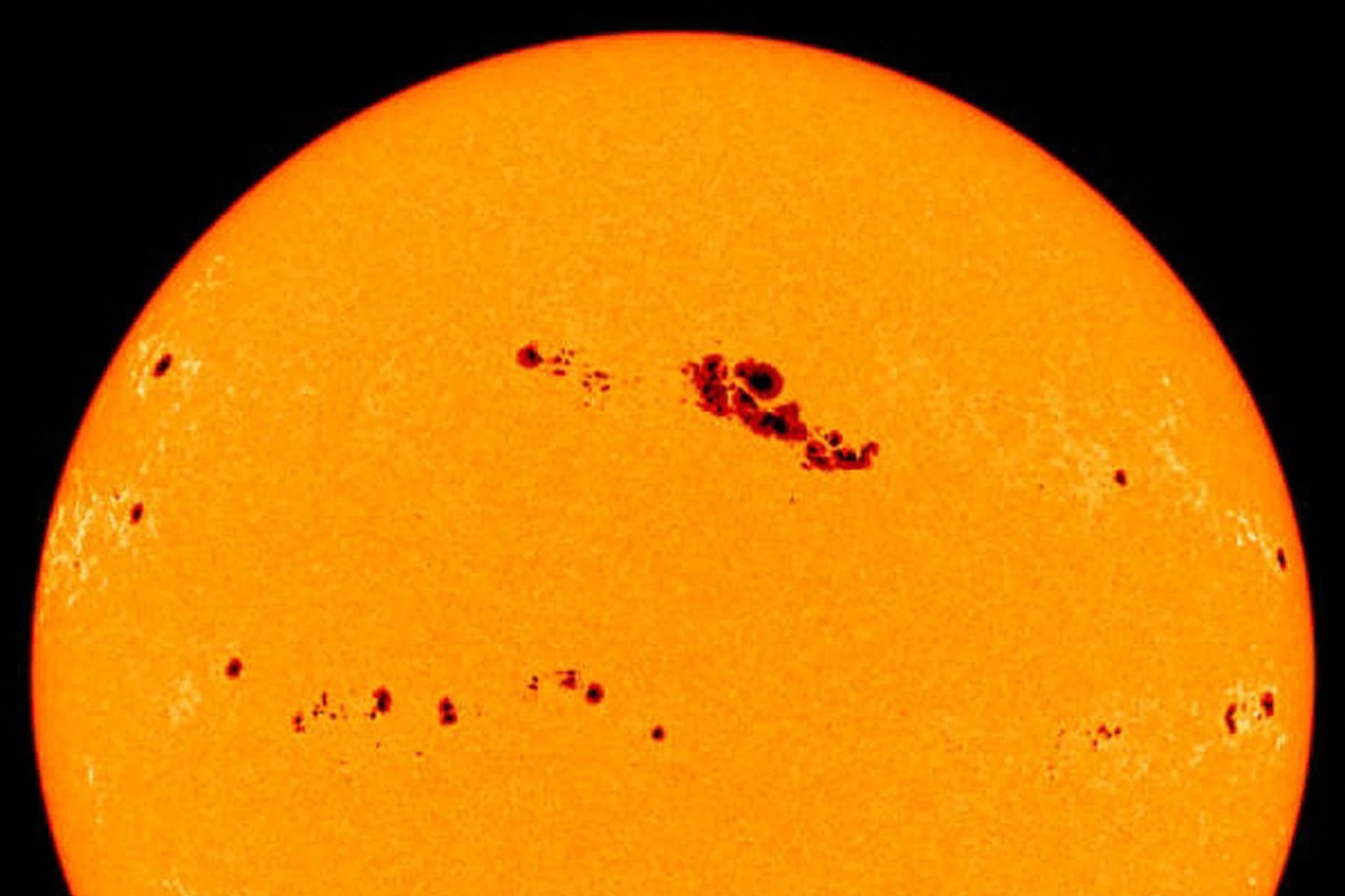 لکه خورشیدی عظیم مقابل زمین یک‌شبه دو برابر شد؛ دانشمندان می‌گویند جای نگرانی نیست