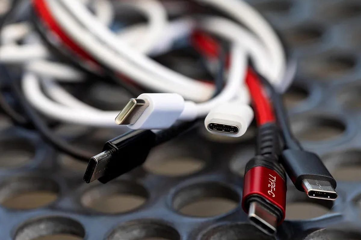 اتحادیه اروپا استفاده از شارژر مشترک USB-C را برای همه گوشی‌ها از سال ۲۰۲۴ اجباری می‌کند