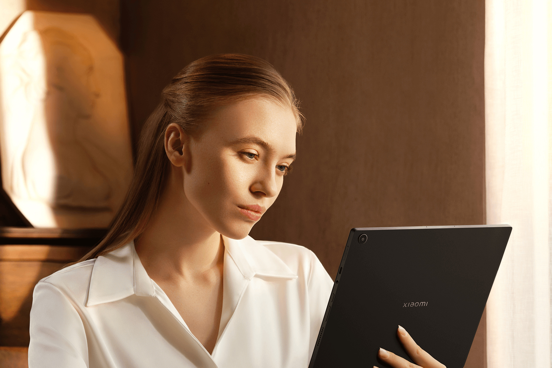 یک زن در حال استفاده از لپ تاپ تبلت Xiaomi Book S شیائومی