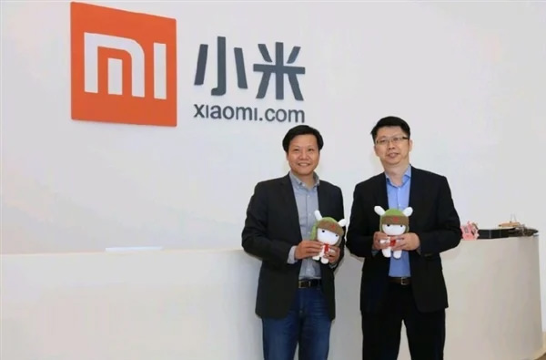 ژو شانگژو در کنار لی جون مدیرعامل شیائومی / Xiaomi