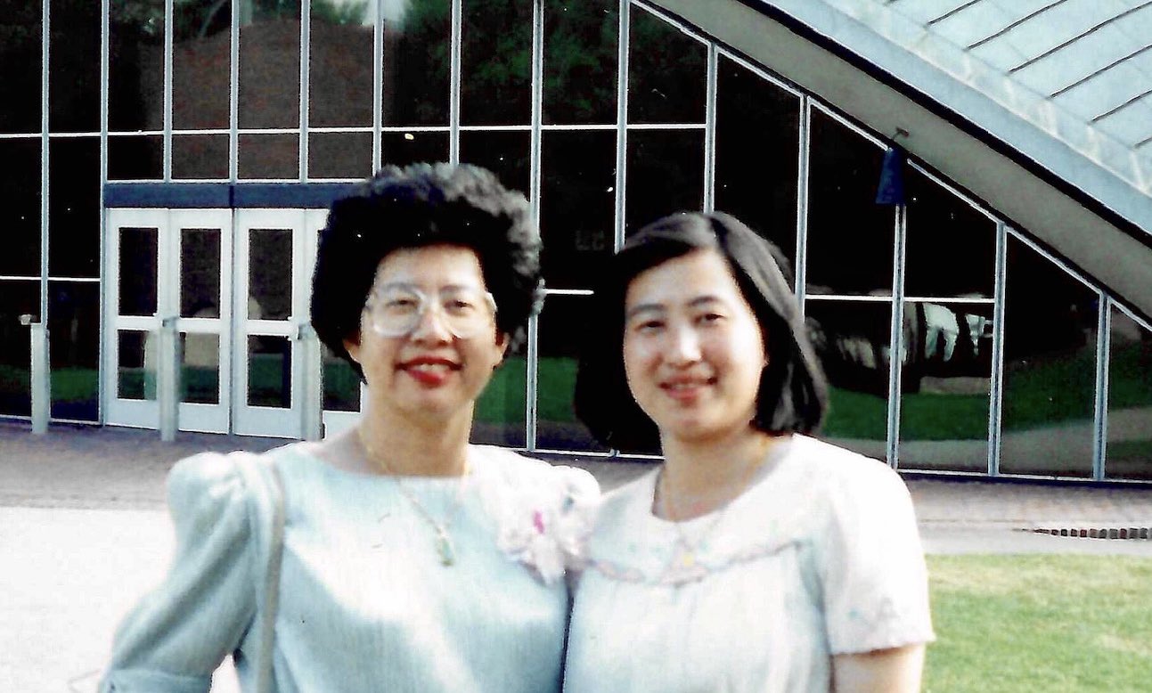 لیسا سو و مادرش در دانشگاه MIT