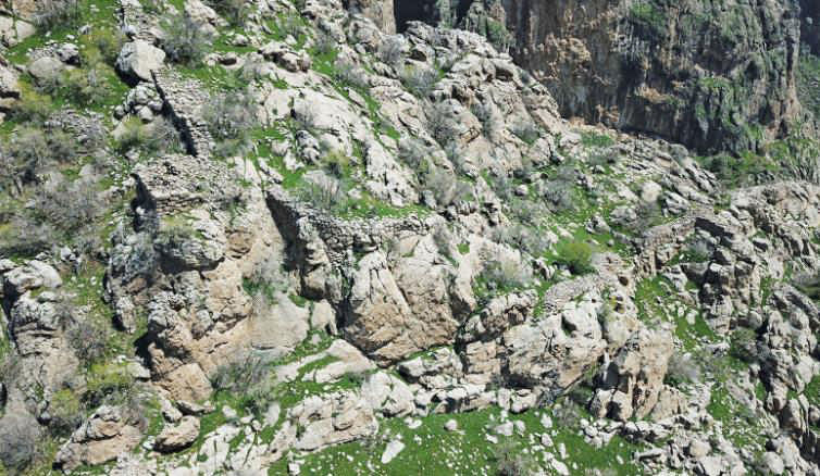 در این عکس بخشی از قلعه 2000 ساله رابانا-مارگولی را مشاهده می کنید.