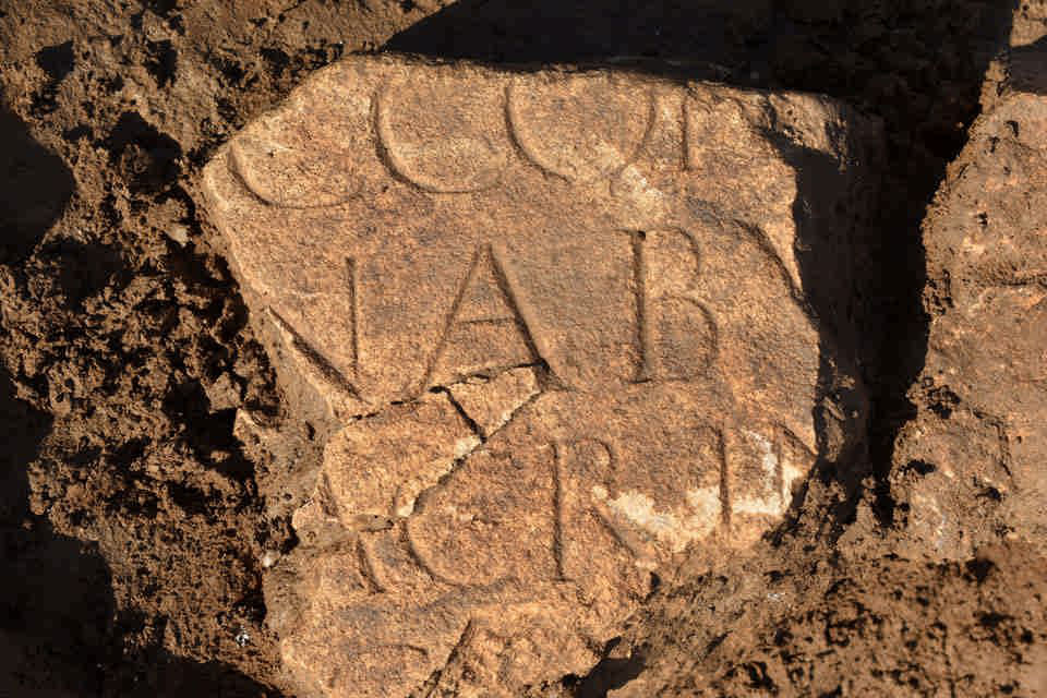 در کنار بسیاری محراب‌ها و سنگ‌های قربانی کتیبه‌هایی با نام خدایان و الهه‌های رومی در نیایشگاه کشف شد