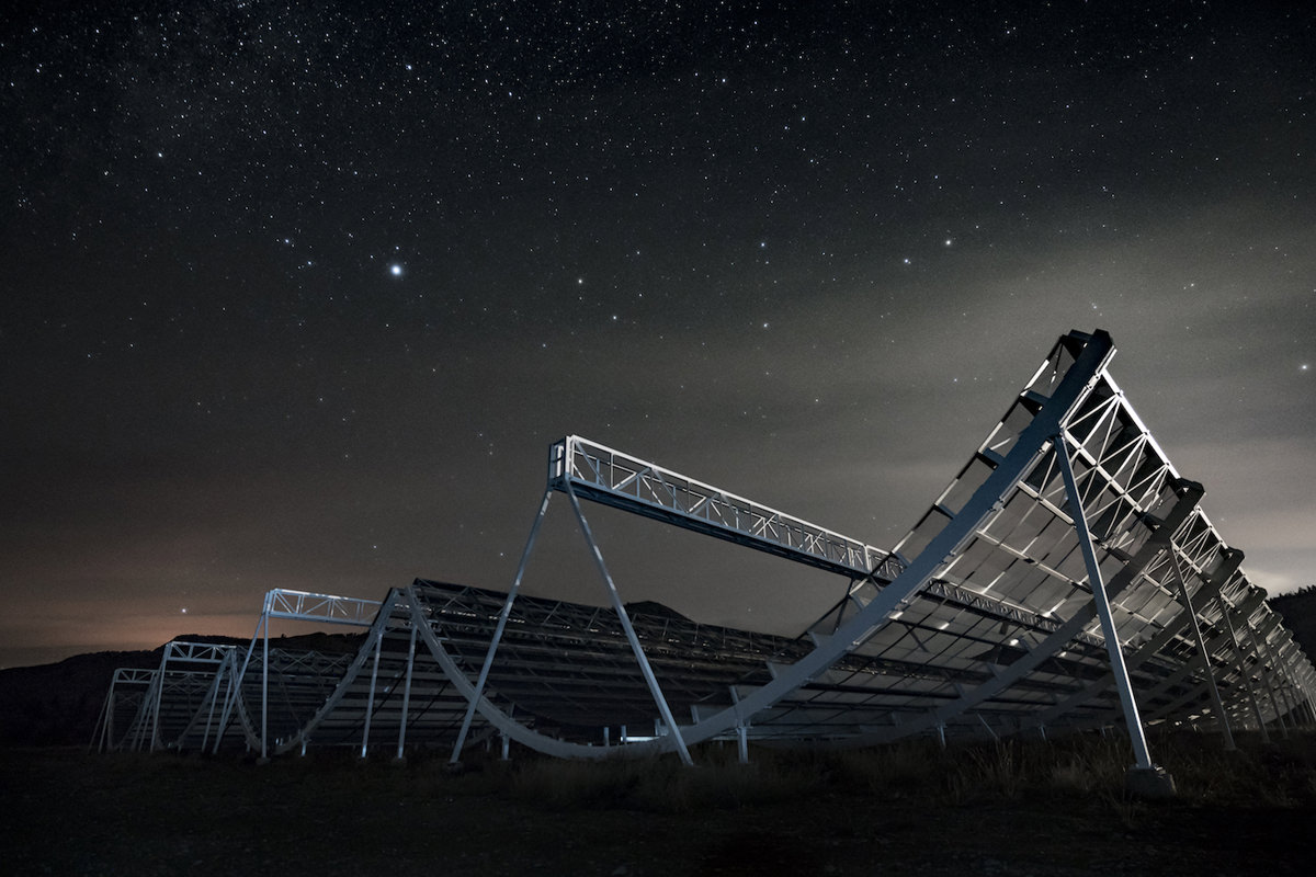 تلسکوپ رادیویی CHIME کانادا در شب آسمان پرستاره