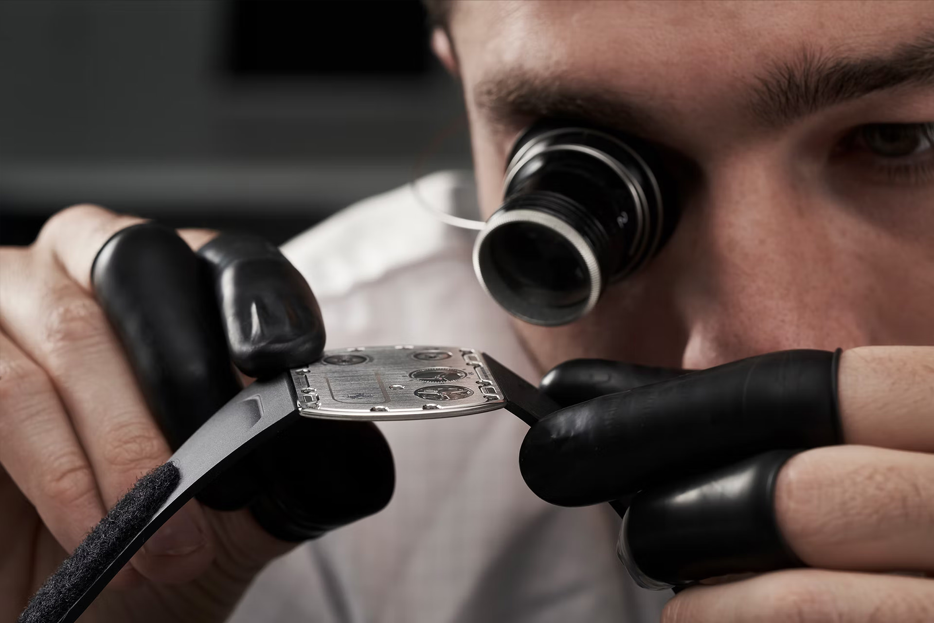 یک مرد در حال بررسی باریک ترین ساعت مکانیکی دنیا ریچارد میل RM UP-01