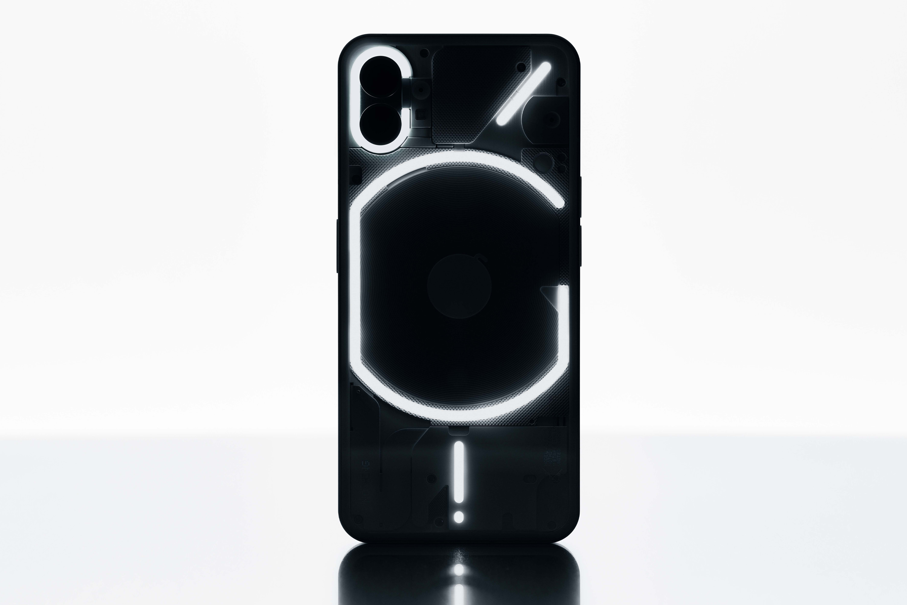 گوشی Nothing Phone 1 با طراحی شفاف، پردازنده سفارشی و قیمت ۳۹۹ پوند رونمایی شد