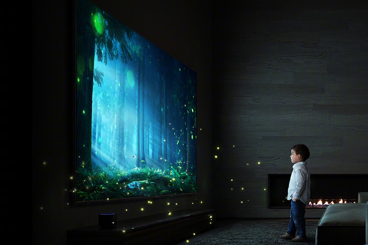 پسربچه در جلوی تلویزیون شیائومی Xiaomi ES Pro 2022