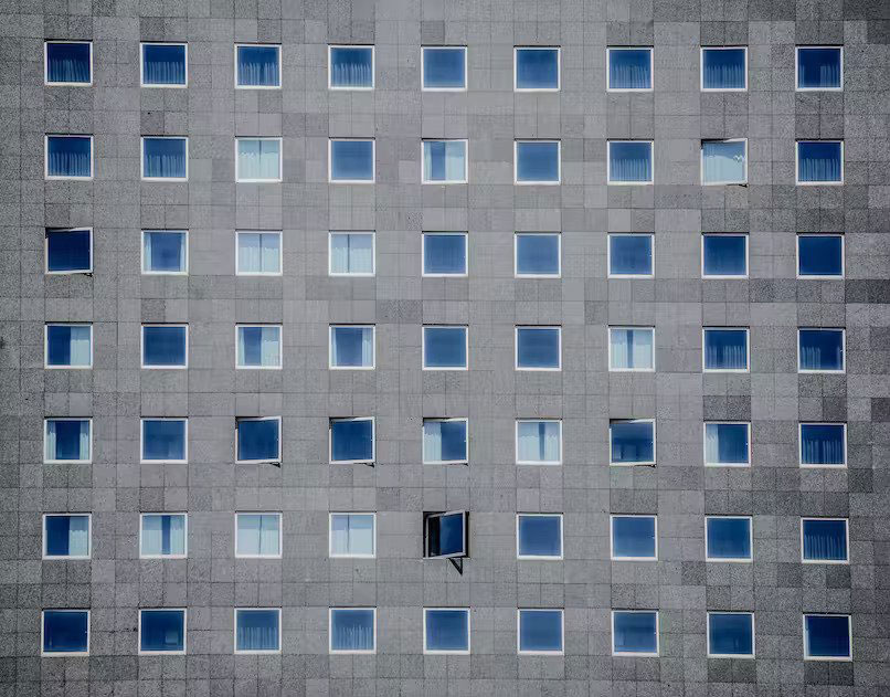 پنجره‌های ساختمان‌ها